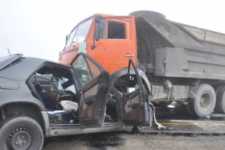Bakıda ŞOK HADİSƏ: Dostları ilə halallaşıb maşını \\\"KamAZ\\\"ın altına sürdü - VİDEO