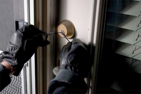 Bakıda İLGİNC CİNAYƏT - Ev sahibi oğruya yemək təklif etdi, oğru da evin zibillərini atdı