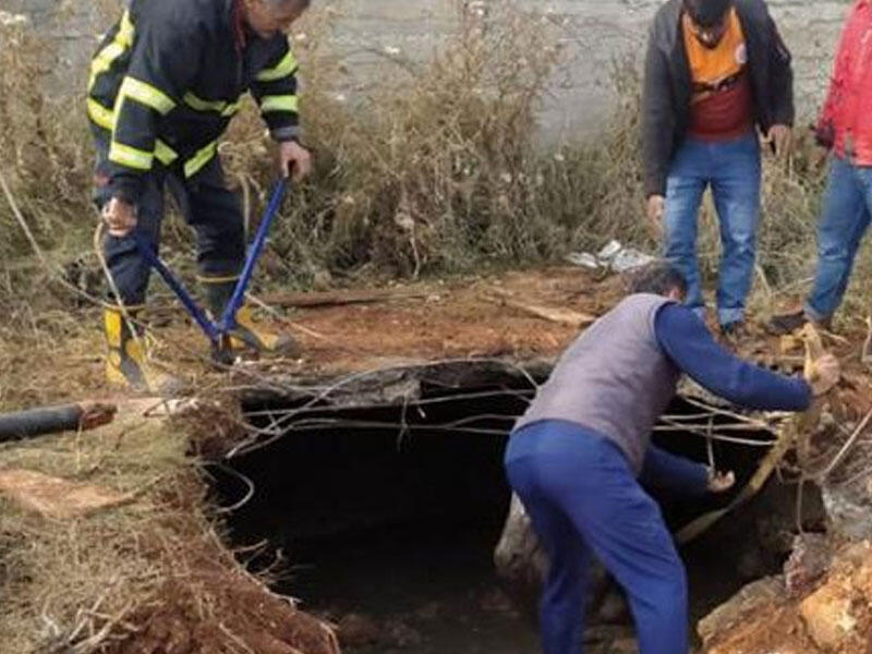 Kəndin altından gələn səs sakinləri qorxuya saldı: Torpağı qazanda gördülər ki… - VİDEO