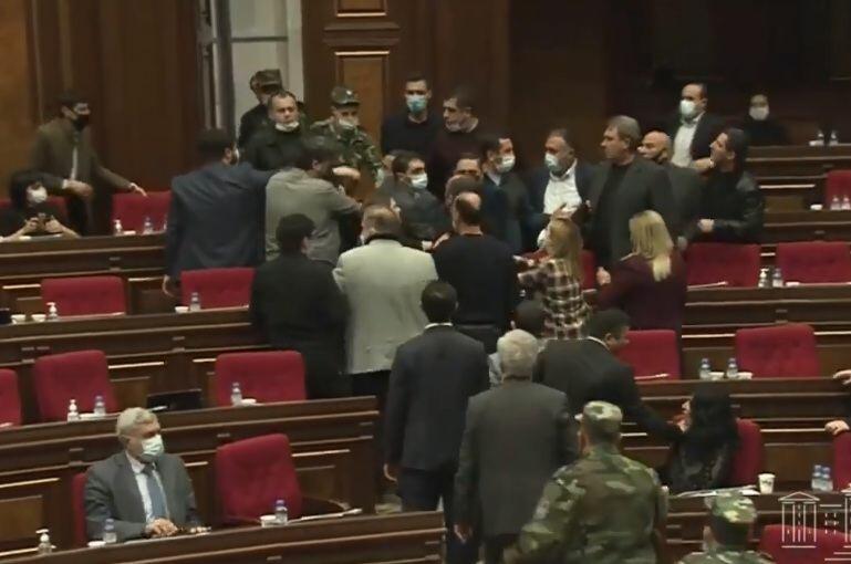 Türkiyə parlamentində dava: Deputatlar yumruqlaşdı - VİDEO