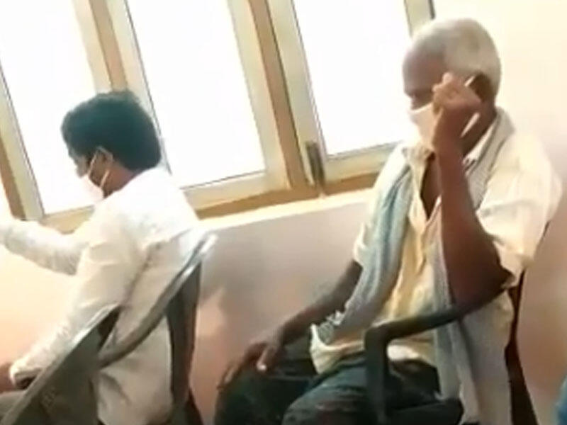 Koronavirusdan qorunan kişi özünü gülünc hala saldı - VİDEO