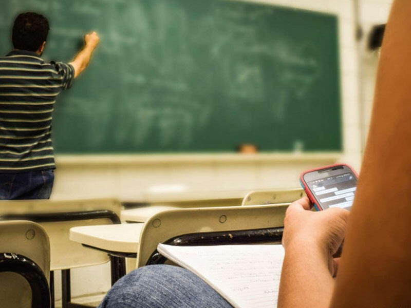 Şagirdlər məktəbə mobil telefon apara bilər? - VİDEO