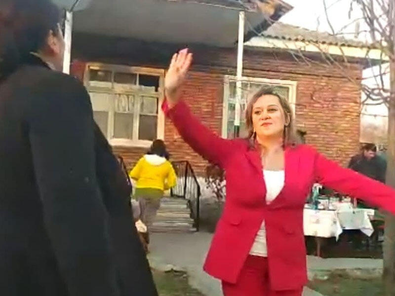 Azərbaycanlı jurnalistdən enerji dolu RƏQS - Gürcülər də qoşulub oynadılar - VİDEO