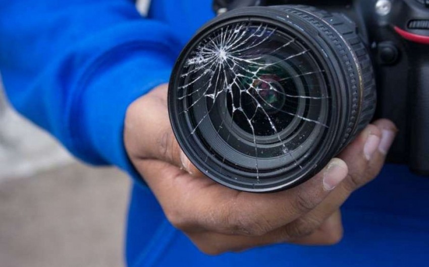 Azərbaycanda şok hadisə: Şəhid anası jurnalistləri evə salıb döydürdü