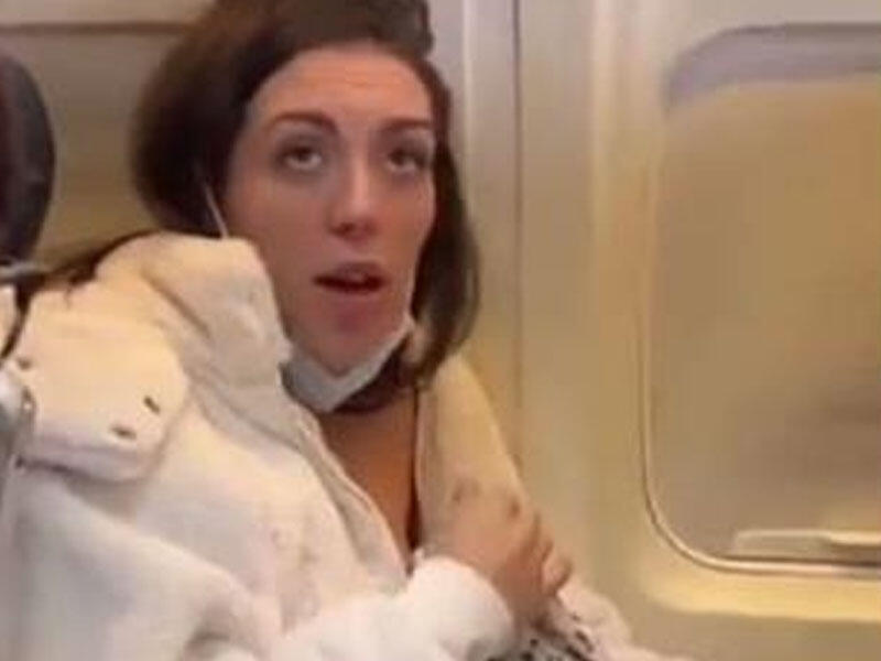 Təyyarədə pişiyi əmizdirən qadının videosu sosial şəbəkələrdə gündəm oldu - VİDEO