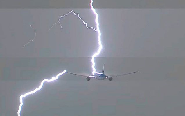 Brüsseldən İrəvana uçan təyyarəni ildırım vurdu