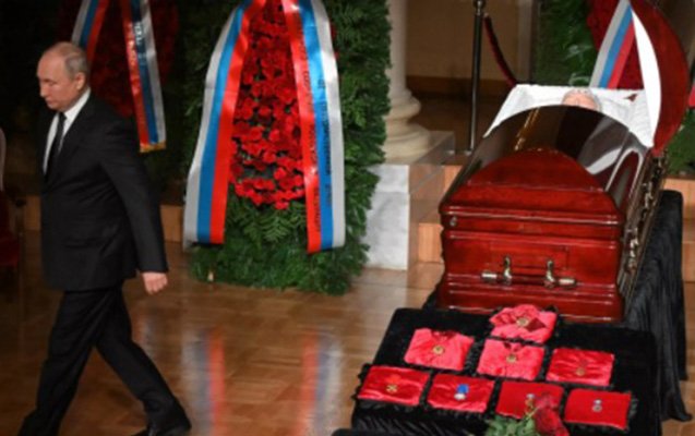 Putin Jirinovski ilə belə vidalaşdı - Video