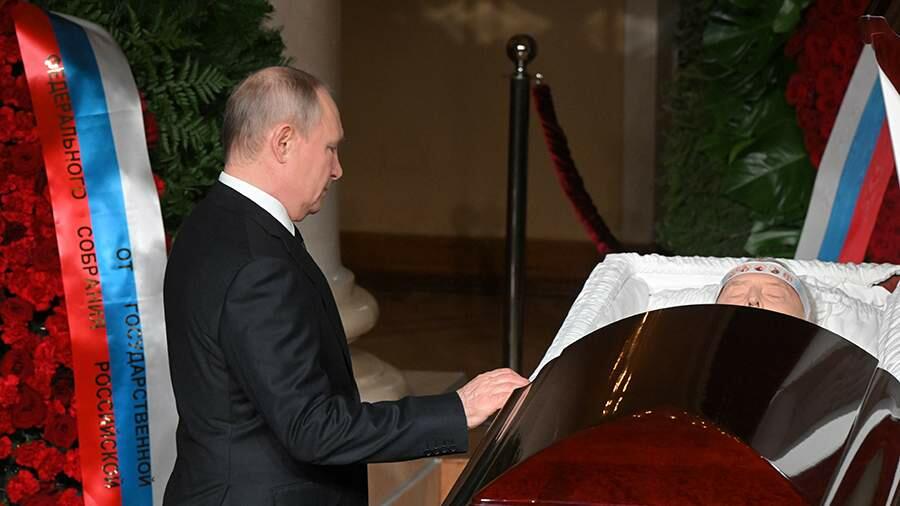 Putin Jirinovski ilə belə vidalaşdı - VİDEO