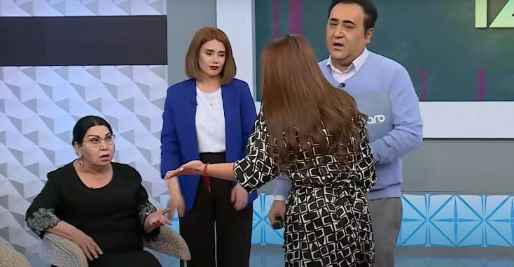Canlı efirdə qırğın düşdü: Vəkillə müğənni...+VİDEO