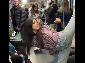 Metroda qızdan qəribə hərəkət - Hər kəs ona baxdı - VİDEO