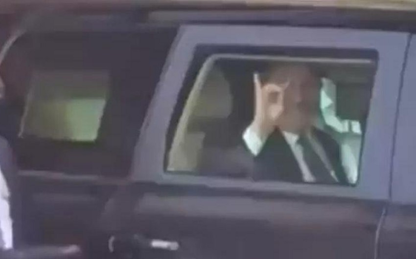 Çavuşoğlu etiraz edən ermənilərə “Bozqurd” işarəsi ilə cavab verib - VİDEO