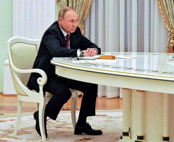 Putinin sevimli masasının qiyməti məlum olub – Fıstıq ağacından hazırlanıb