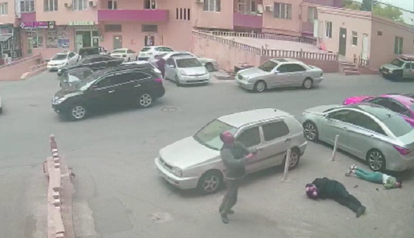 Bakıda məktəbli qız özünü binadan kişinin başına  belə atdı (18+VİDEO)