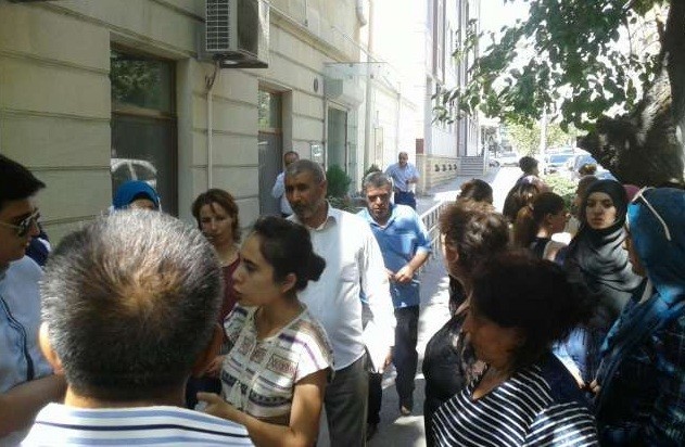 SON DƏQİQƏ! Bakıda müəllimlər etiraz aksiyası keçirdi: Nazirliyin qarşısı bağlandı