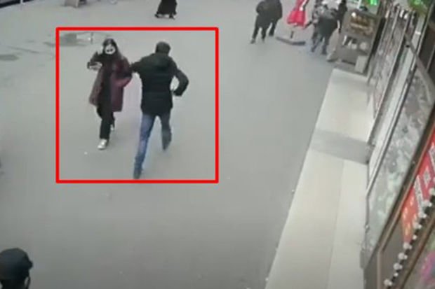 Küçədə məktəbli qıza şillə vuran şəxs - “Bu hərəkəti televizorda görmüşdüm”