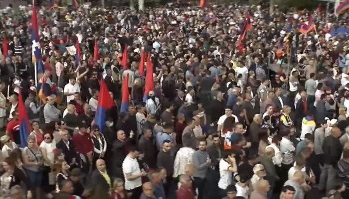 İrəvanın Fransa meydanında yenidən mitinq başladı