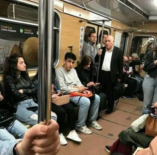 Azərbaycanın keçmiş Baş naziri metroda ayaq üstə qaldı - FOTO