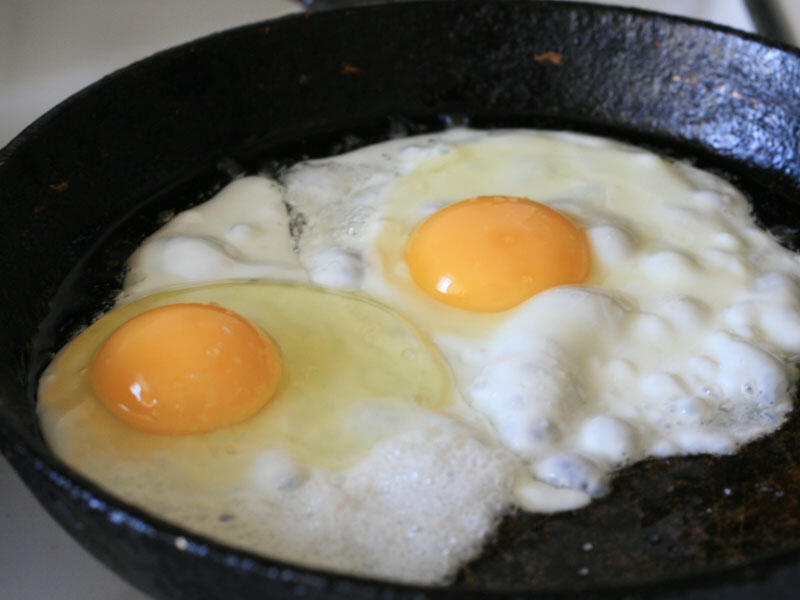 Səhərlər qızardılmış yumurta yeməyin