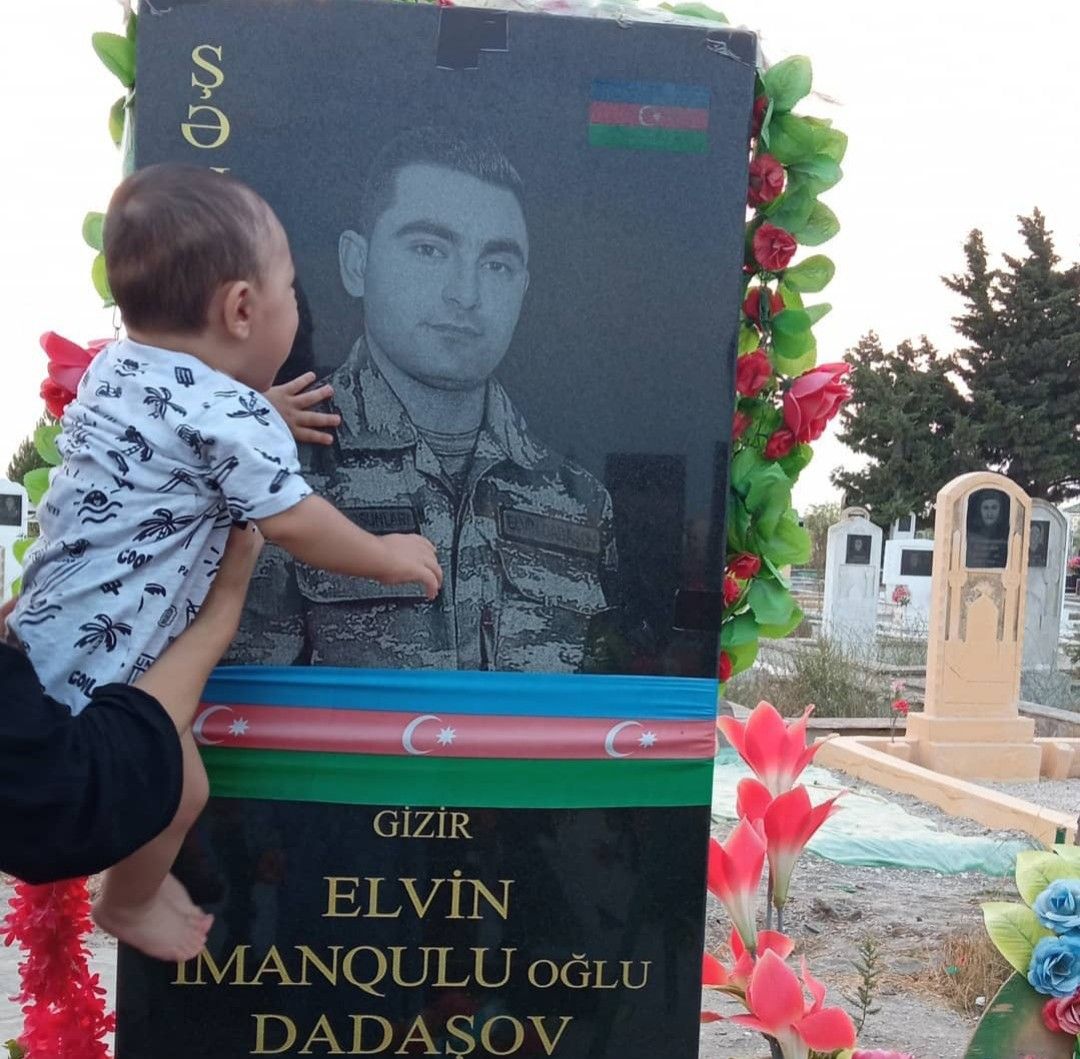 Yaralı halda yeni doğulmuş uşağını gördü, yenidən döyüşə gedib şəhid oldu - VİDEO