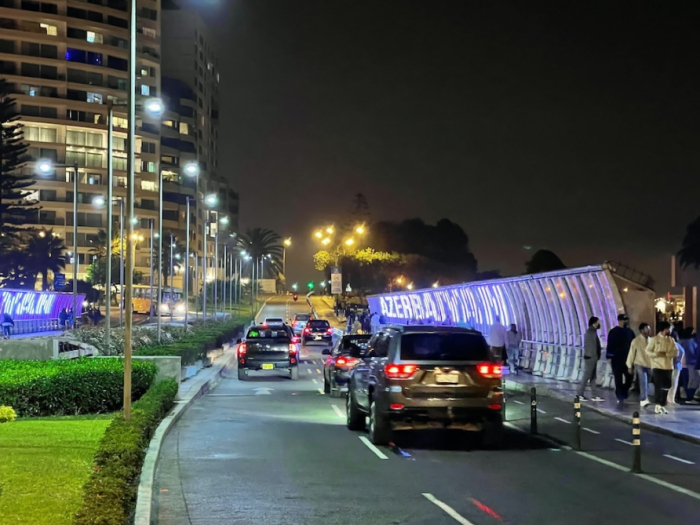 Perunun məşhur körpüsü Azərbaycan bayrağının rənglərində - FOTO