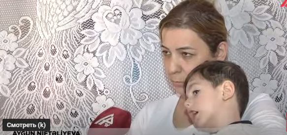 Övladına yardım üçün efirə çıxan qadına əxlaqız təklif etdilər - VİDEO