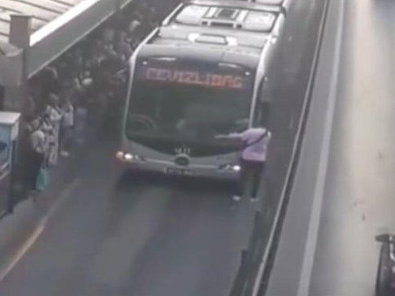 Qəzəbli sərnişin metrobusun yolunu kəsdi - VİDEO