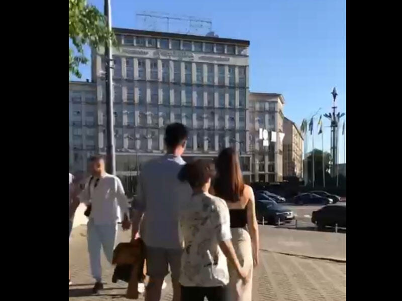 Küçədə gördüyü cütlüklərə elə şey etdi ki... - Qızların belinə... - VİDEO