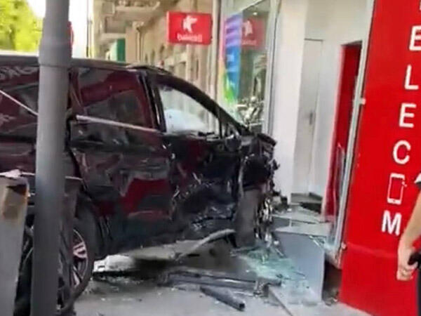Bakının mərkəzində avtomobil mağazaya çırpıldı - VİDEO