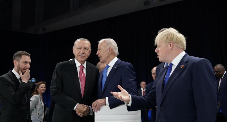 NATO-da bədən dili, Türkiyənin rolu və qəhqəhəli gülüşlər… - FOTOLAR