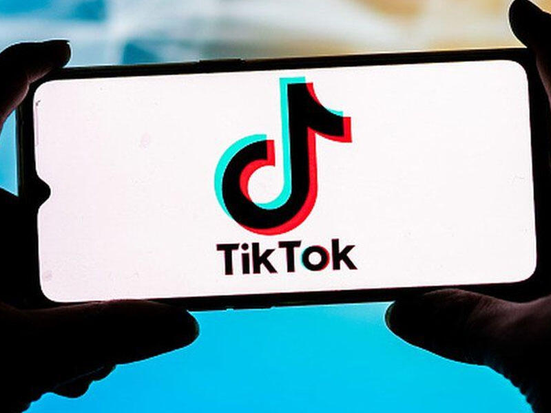 Bakıda oğlan gecə yarısı “Tik-tok”da canlı yayıma çıxan sevgilisini döydü - DETALLAR