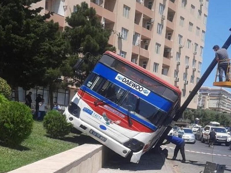 Bakıda marşrut avtobusu qəzaya uğrayıb