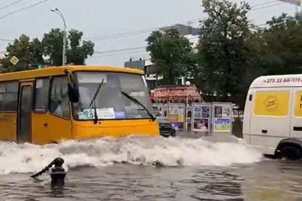 Belarus küçələrində avtobuslar “üzür” – FOTO