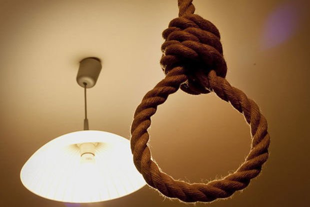 Azərbaycanda iki uşaq anası ata evində özünü asdı