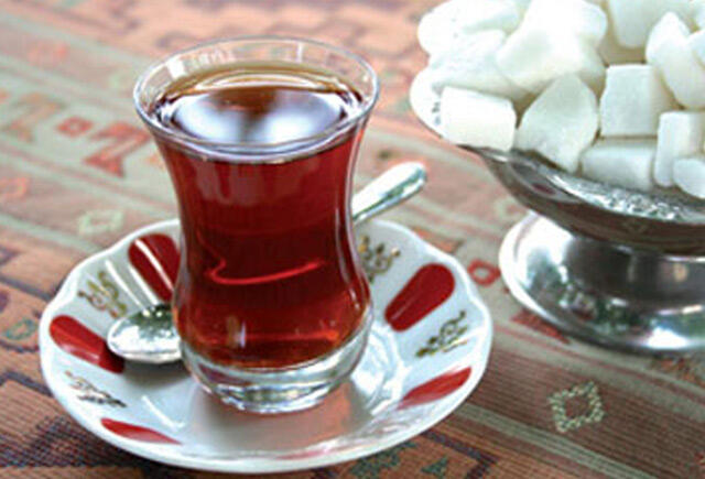 Yayda isti çay içməyin faydaları