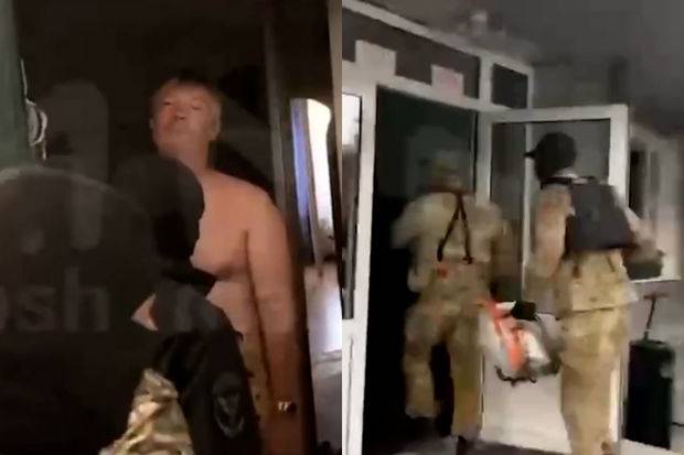 “Qara maskalılar” məşhur rusiyalı biznesmen və siyasətçini öz mənzilində həbs etdilər - VİDEO