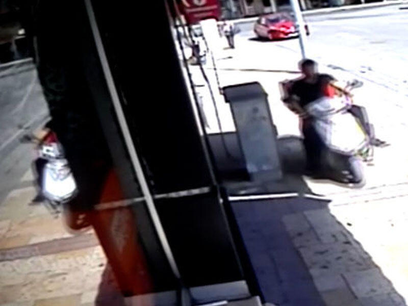 Hamının gözü qarşısında motosiklet oğurladılar - VİDEO
