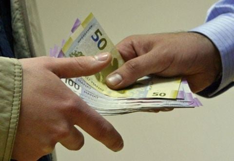 Vəzifəli şəxs rüşvət alarkən yaxalandı