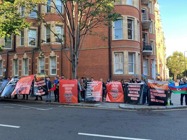Britaniyadakı soydaşlarımız Ermənistan səfirliyinin qarşısında piket keçirdilər - Fotolar