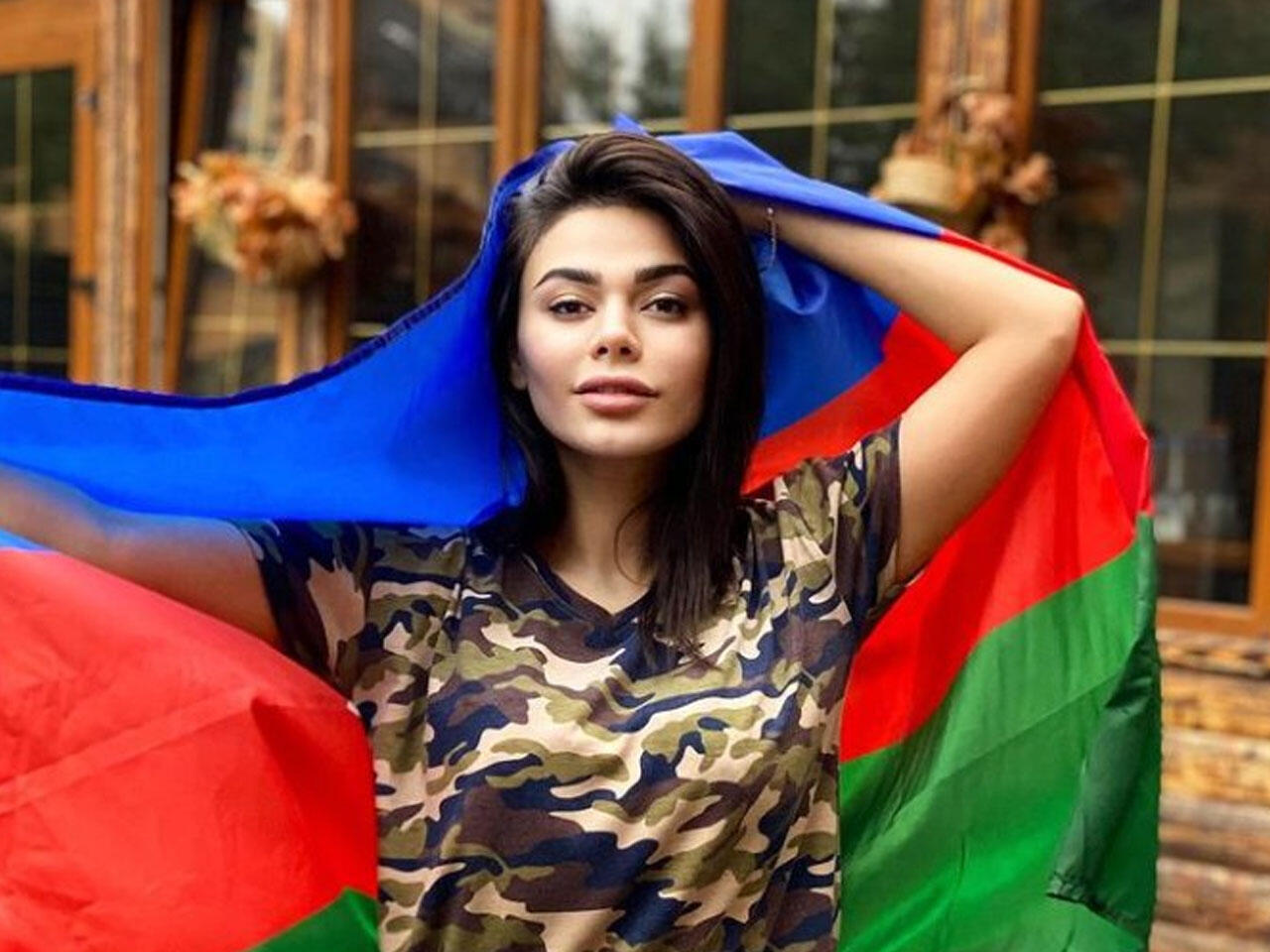 Aysundan tənqidlərə cavab: “Sizin kimi telefonda \\\"şirə\\\" dönmürəm” - VİDEO