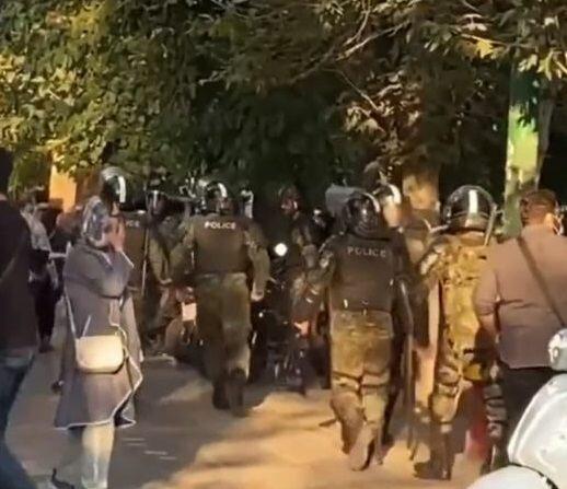 İran polisi etirazçılara atəş açıb - VİDEO
