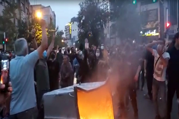 İrandan dəhşətli xəbər: Polislər diri-diri yandırılır