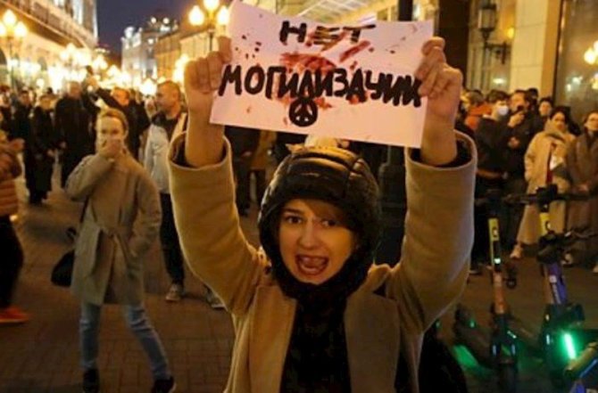 Rusiyada səfərbərliyə etiraza görə saxlanılanlara çağırış vərəqələri verilib - Foto