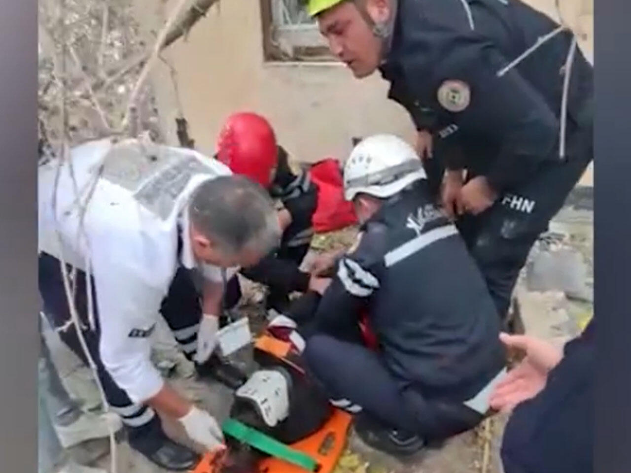 Bakıda 13 yaşlı uşaq binadan yıxıldı - VİDEO