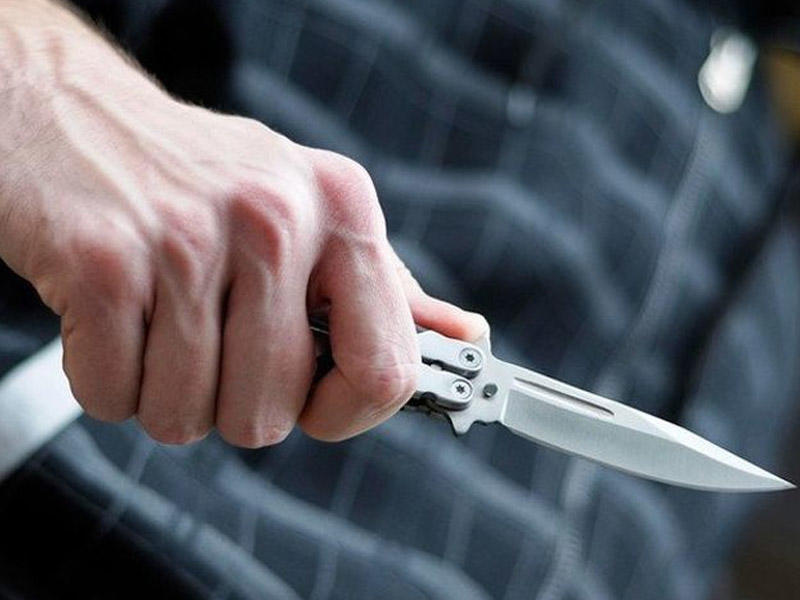 Məktəbdə sinif yoldaşını bıçaqlayıb polisə təslim oldu