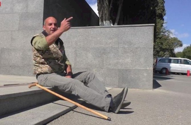 Qazi: \\\"Bu medallarla borclulardan qaçıb gizlənirəm\\\" - Video