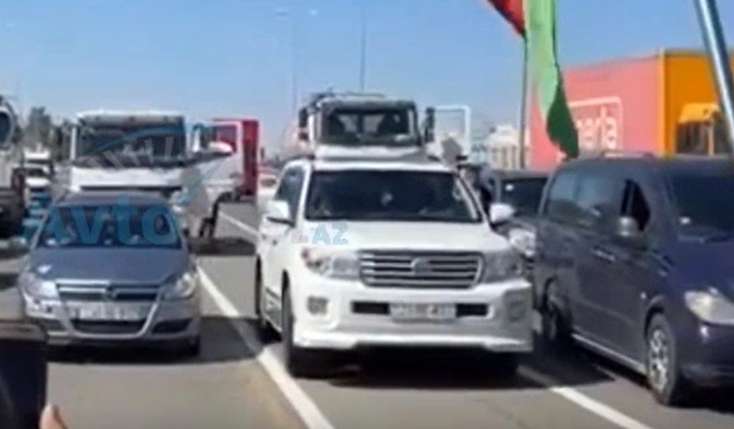 Şəhidlərin anım vaxtı “Land Cruiser” sürücüsündən hörmətsizlik - VİDEO