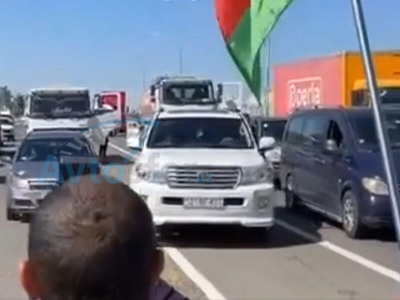 Şəhidlərin anım vaxtı “Land Cruiser” sürücüsündən BÖYÜK HÖRMƏTSİZLİK - VİDEO