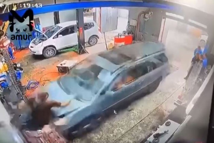 Qadın sürücü ustanı əzdi - ÜRƏYİ ZƏİF OLANLAR BAXMASIN
