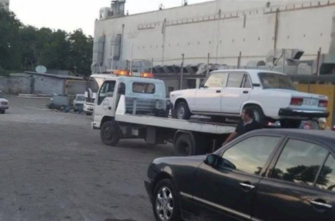 Maşını cərimə meydançasına aparılan qazi rəisin evinə basqın etdi