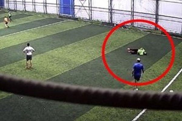 29 yaşlı gənc futbol oynayarkən vəfat etdi - VİDEO